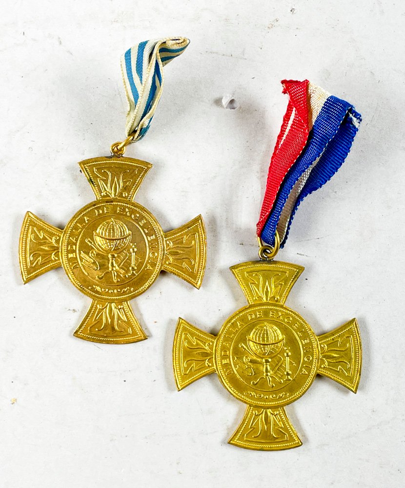 Par de Medallas de la Excelencia Doradas con Cintas Tricolores