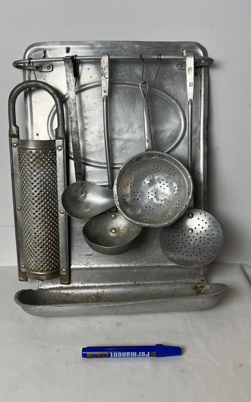 Ganchera Antigua de Aluminio con Accesorios de Cocina