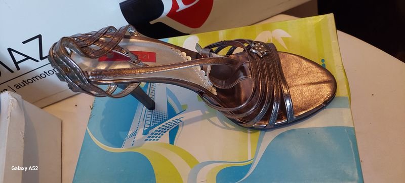 Calzado de tacón alto en venta - imagen 3