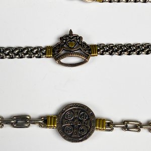 Lote de Cuatro Pulseras Metálicas Labradas con Diseños Variados - imagen 3