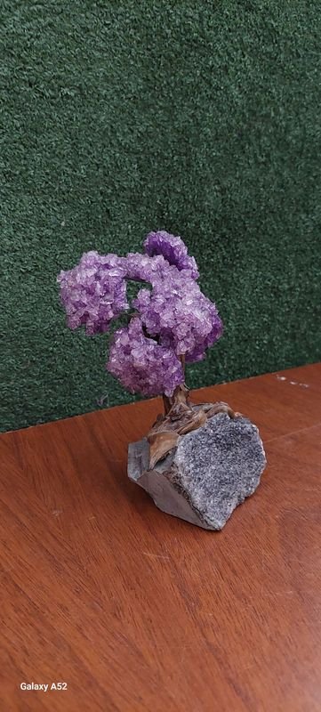 Arte de piedra morada: árbol inspirado en la naturaleza - imagen 2