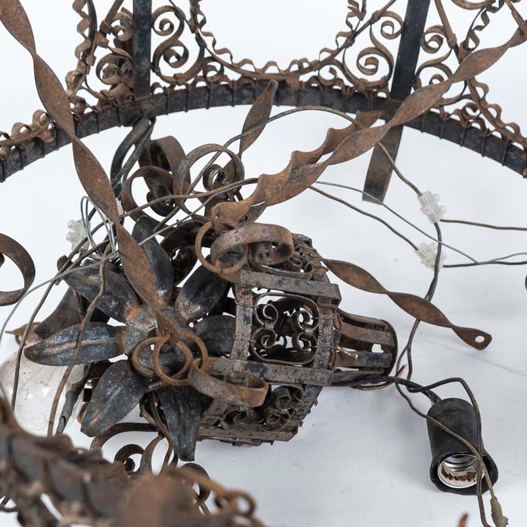 Colgante de metal con óxido, superficie con detalles y posibles faltantes - imagen 2