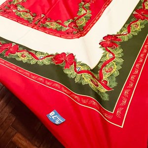 Mantel Navideño Rojo con Flores y Lazos 1.50m x 2.40m - imagen 2