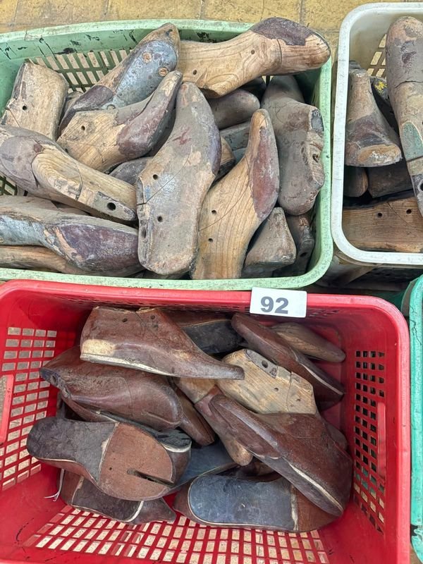Lote de Moldes de Calzado Antiguos de Madera