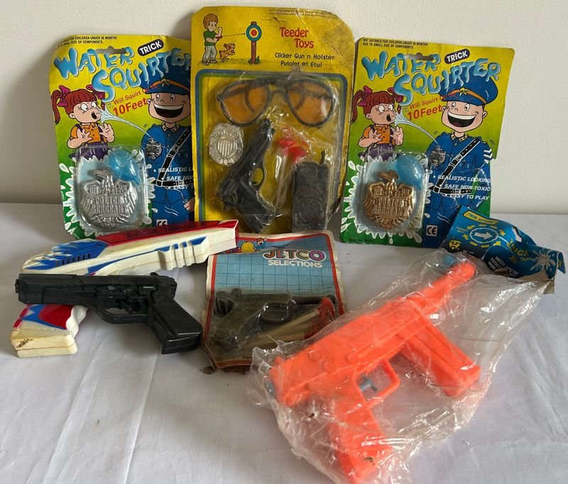 Lote de Juguetes Antiguos: Pistolas, Tren y Accesorios