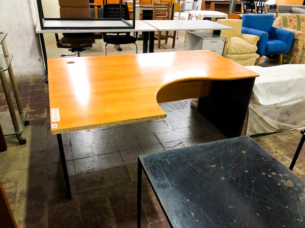 Escritorio de madera con cajones y mesa auxiliar de vidrio - imagen 1