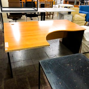 Escritorio de madera con cajones y mesa auxiliar de vidrio - imagen 1