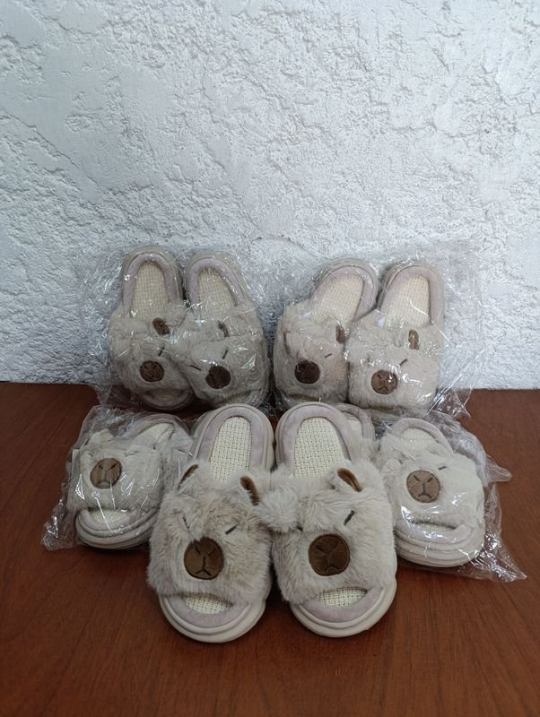Lote anterior: Pares de pantuflas en diferentes tamaños y colores