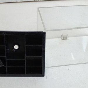 Cajita Exhibidora Acrílico Transparente con Base Negra - imagen 5