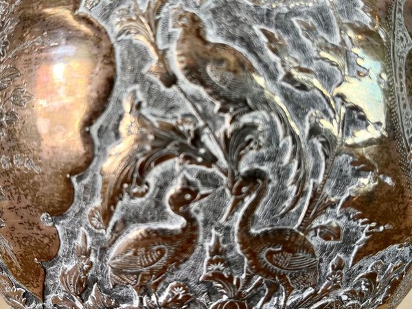 Gran florero antiguo en platina con diseño en relieve de animales y aves - imagen 3