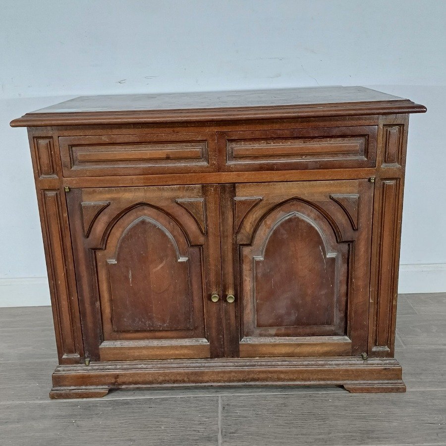 Lote anterior: Mueble auxiliar estilo gótico en cedro