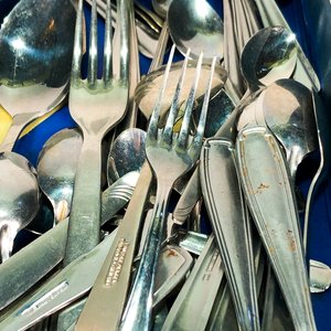 Set de 27 Cubiertos Metálicos: Tenedores, Cucharas y Cuchillos - imagen 2