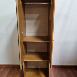 Ropero de madera con puertas, estantes y barral - imagen 2