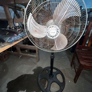 Ventilador de Pie Metálico con Base Redonda - imagen 3
