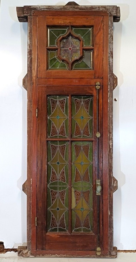 Lote anterior: Ventana antigua con vitraux muy coloridos y cedro