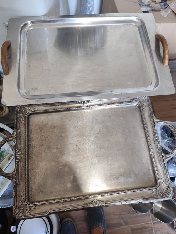 2 LINDAS BANDEJAS, UNA EN ACERO INOX Y OTRA EN PLATINA