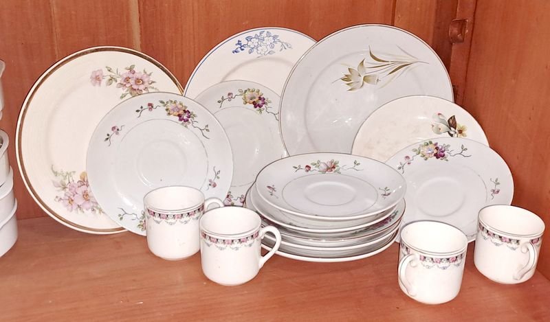 Lote anterior: Platos y Tazas de Porcelana Blanca en Excelente Estado