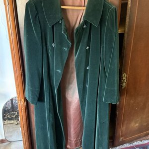 Dos Abrigos Largos: Piel Sintética Marrón y Terciopelo Verde Oscuro - imagen 4