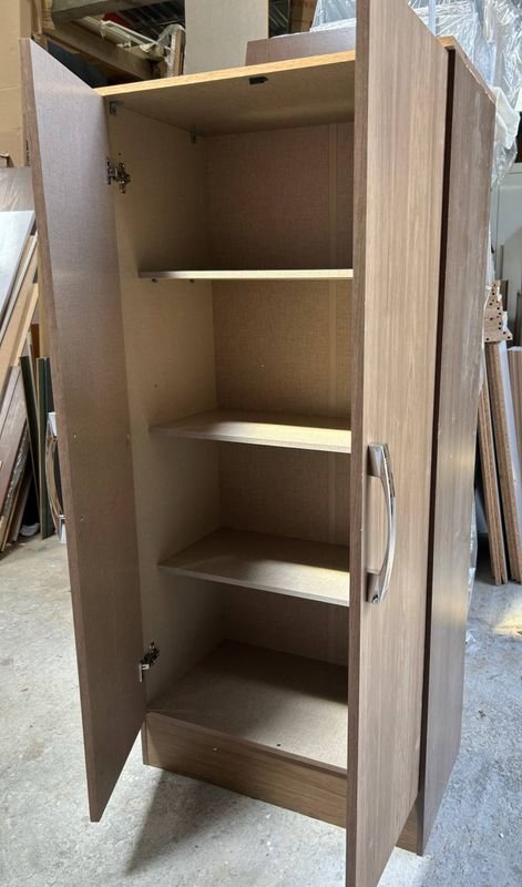 Mueble de madera con puertas y estantes - imagen 2