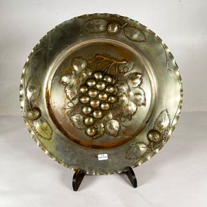 Lote siguiente: Gran Plato Decorativo en Metal Repujado con Motivo de Uvas