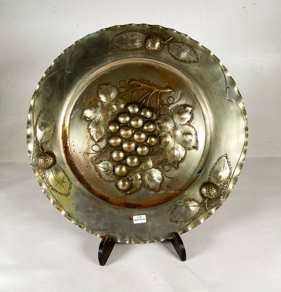 Gran Plato Decorativo en Metal Repujado con Motivo de Uvas