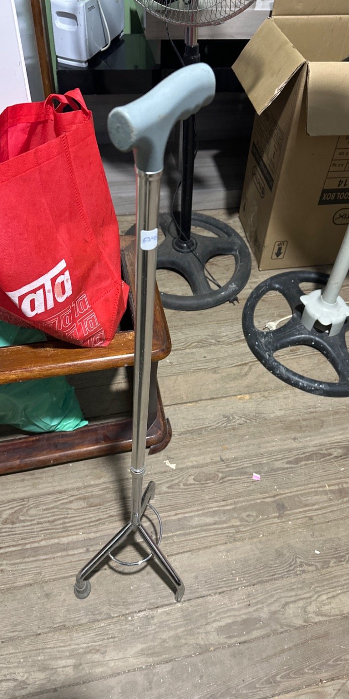 Bastón de Aluminio Plateado con Tres Patas