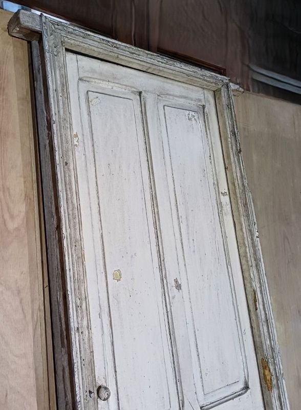 Puerta de madera con problemas de pintura y desgaste - imagen 7