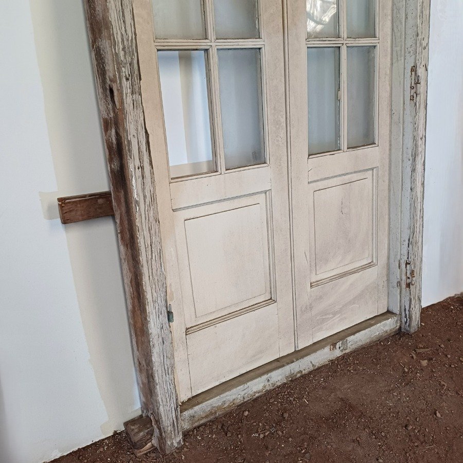 Puerta de madera con ventanas y marco - imagen 3