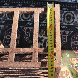 Antiguo Leñero de Hierro Forjado Rectangular con Barrotes Torneados - imagen 8