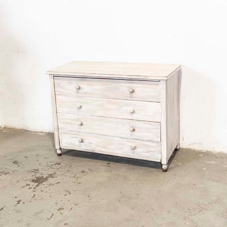 Lote anterior: Cómoda con cuatro cajones en madera patinada