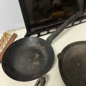 Asadera Negra, 3 Sartenes de Hierro Fundido, Palote de Amasar y Repasador Bordado - imagen 5