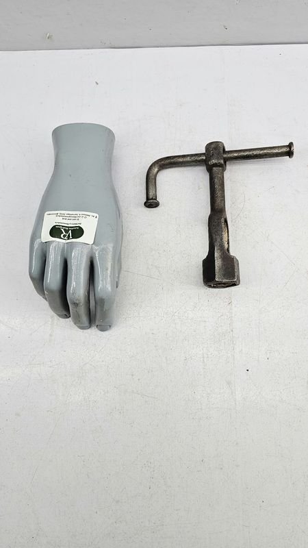 Llave de Tuerca de Acero con Manija
