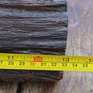 Lámpara de mesa artesanal de estilo rústico La base está compuesta por un robusto medio tronco de madera noble con su corteza natural texturizada, sobre el cual se monta el cuerpo principal de una antigua bomba de agua manual giratorio de hierro fundido No. 2 Allwilen Original Pumpe. Incorpora detalles de fontanería vintage como cañerías de hierro y una canilla de bronce decorativo en el eje. En Muy bueno estado de Conservación. Medidas Sin pantalla: Alto 72 cm - Base Largo 33 cm - imagen 9