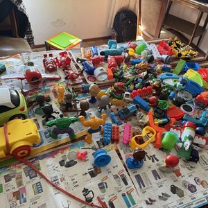 Lote Grande de Juguetes Variados: Figuras, Vehículos y Disfraces - imagen 4