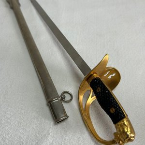 Abrecartas Estilo Sable Español con Vaina Dorada y Detalle de León - imagen 1