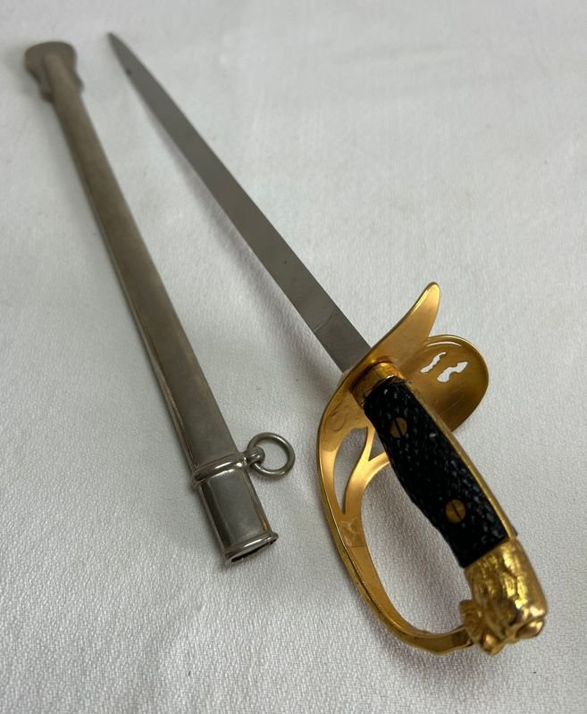 Abrecartas Estilo Sable Español con Vaina Dorada y Detalle de León