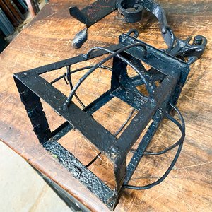 Farol de Hierro Negro con Mensula y Detalle Decorativo - imagen 3