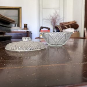 Caramelera de Cerámica con Uvas y Lazos y Caramelera de Vidrio Tallado - imagen 5