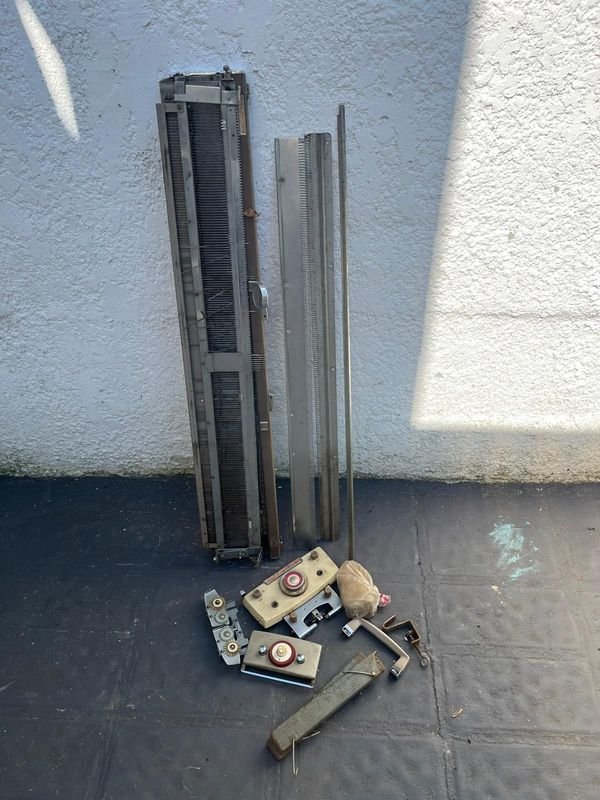 Maquina de tejer para repuestos INCOMPLETA