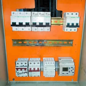 Tablero Eléctrico Metálico con Térmicas y Pulsadores - imagen 3