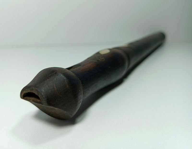 Flauta dulce de madera con detalles de nácar y figuras arabescas - imagen 2