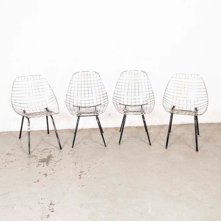 Lote anterior: Cuatro sillas tipo bertoia con detalles en la pintura y puntos de óxido en el cromado