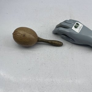 Maraca Artesanal de Madera con Diseño Tallado - imagen 2