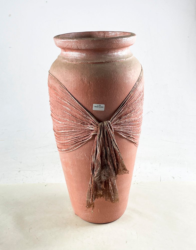 Jarrón de Cerámica Rosado con Detalle de Tela