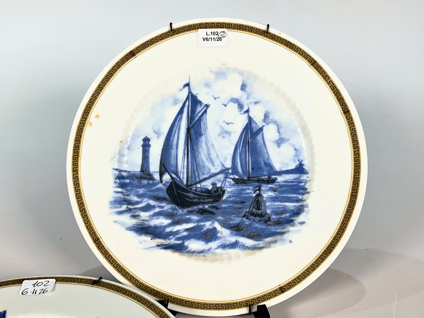 Dos Platos Llanos de Porcelana Blanca con Decoración Náutica y Molino
