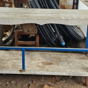 Lote siguiente: Mesa larga con estante
