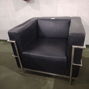 Sillón Estilo Le Corbusier, Tapizado Negro y Estructura Metálica - imagen 4