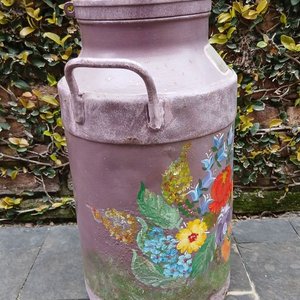 Tarro Lechero Antiguo Metálico con Diseño Floral Pintado a Mano - imagen 1
