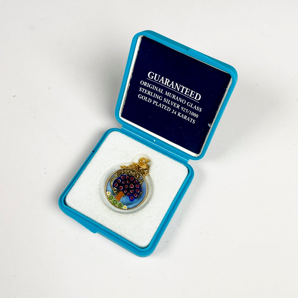 Lote siguiente: Cadena enchapada con colgante de cristal