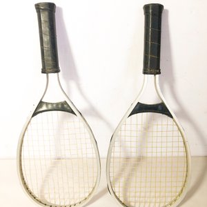 Dos Raquetas de Tenis Antiguas y Paleta de Madera con Pelota - imagen 4